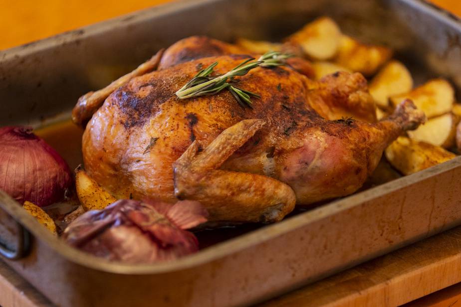Dîner avec assiette de poulet rôti dans une croûte à base de plantes
